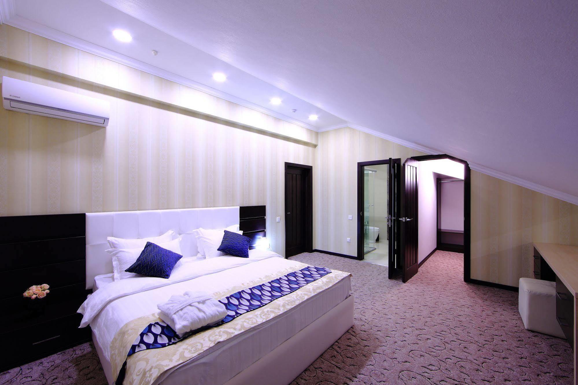 Premier Hotel Bichkek Extérieur photo